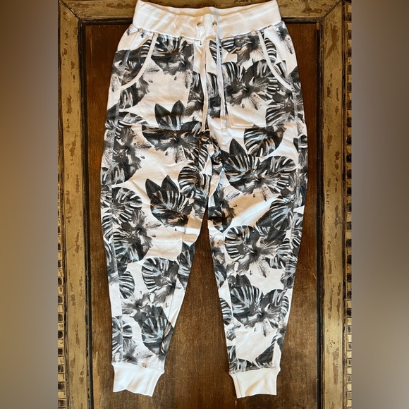 NWOT TA Tracy Anderson G.I.L.I. Cropped French Terry Joggers - Picture 4 of 9